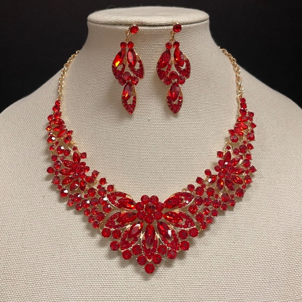 NEW: Elegant Red Crystal Necklace and earrings Set, PERFECT for summer wear ♥️